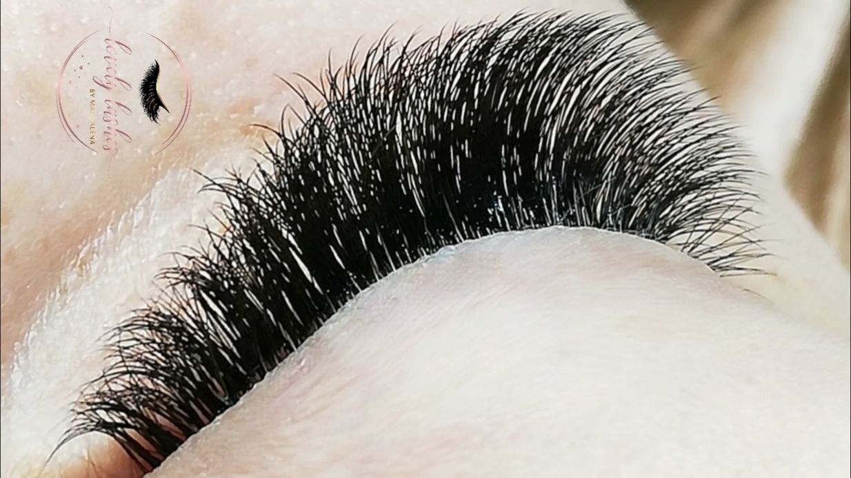 Extreme close-up van een volle zwarte wimperset op een gesloten oog